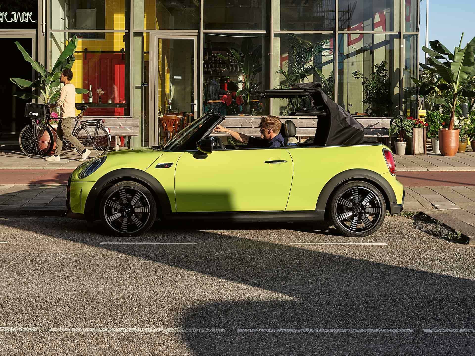 MINI Cabrio – vista lateral – capota flexível MINI Cabrio – vista lateral – capota flexível